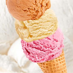 Hoorntje met 3 bolletjes ijs